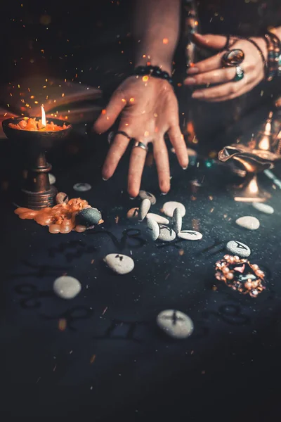 Астрология Эзотерика Руки Ведьмы Читают Руникулы Бросая Вперед Черном Фоне — стоковое фото