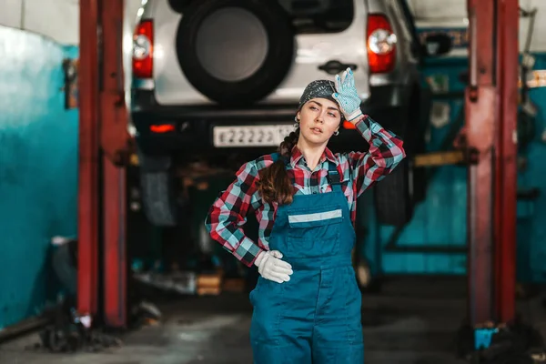 Een Jonge Vrouwelijke Monteur Uniform Veegt Het Zweet Van Haar — Stockfoto