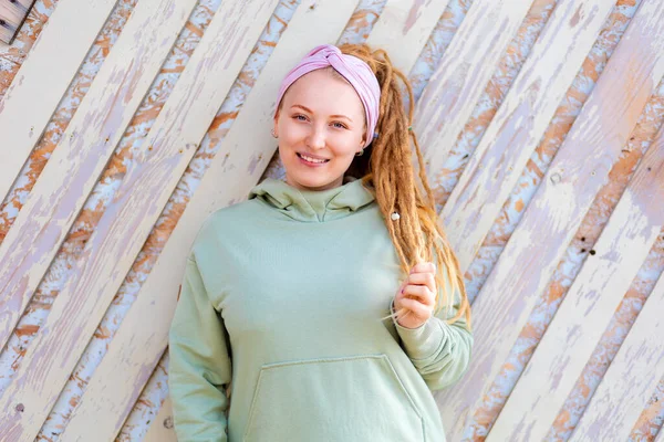 Portrait Young Smiling Woman Dreadlocks Posing Wooden Wall Concept Psychology — Stock Photo, Image