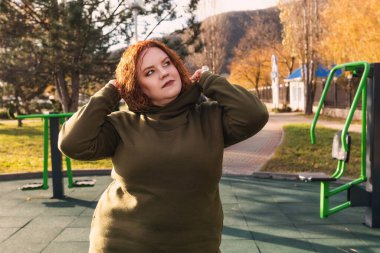 Sokakta poz veren aşırı kilolu kendine güvenen bir kadının portresi. Psikoloji kavramı.