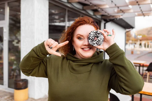 チョコレートドーナツで目を覆う豊満な笑顔の女性の肖像画 食生活と肥満の概念 — ストック写真