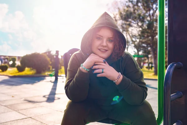 Porträt Einer Lächelnden Übergroßen Frau Trainingsanzug Die Trainingsgeräten Posiert Konzept — Stockfoto