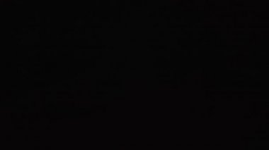 Keskin bir mutfak bıçağı, kanlı bir kadın eli ve kurbanın eli. Silah ve kişi yeşil kiremitlerle kaplı yerde yatıyor. Polis sireni yanıp sönüyor. Cinayet ve suç kavramı.