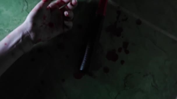 ハンマーの近くの床に女性の血の手の上からの眺めが横たわっている 一人称視点に特化 暴力の概念 — ストック動画