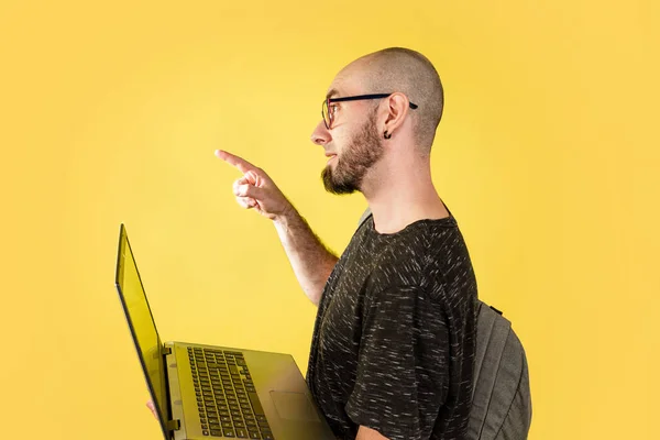 Met Een Laptop Een Kale Bebaarde Man Met Een Bril — Stockfoto