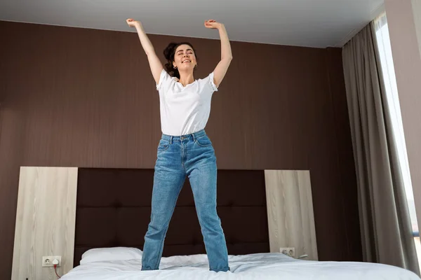 Gelukkige Jonge Vrouw Die Plezier Heeft Danst Het Bed Slaapkamer — Stockfoto