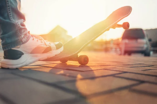 Skateboarding Hombre Puso Pie Monopatín Cerca Puesta Sol — Foto de Stock