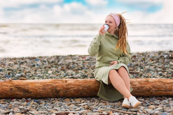 Una Hermosa Joven Con Rastas Sentada Tronco Bebiendo Café Fondo — Foto de Stock