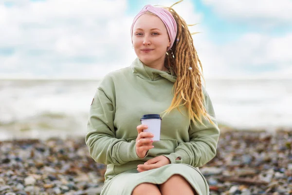 Rastalı Güzel Bir Genç Kadının Portresi Elinde Bir Fincan Kahveyle — Stok fotoğraf