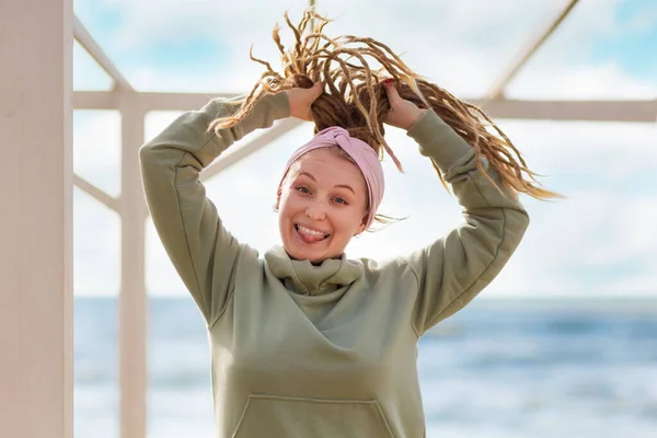 Retrato Una Joven Mujer Divertida Con Rastas Posando Contra Océano — Foto de Stock