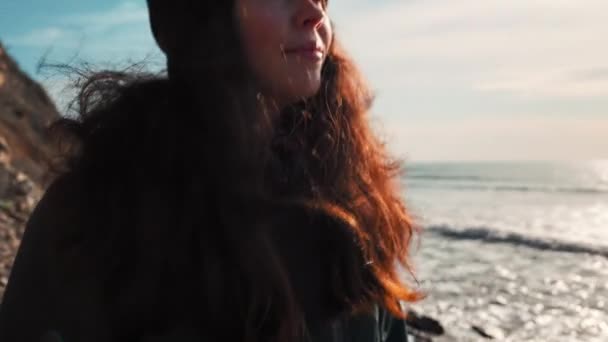 Kobieta Gumowych Rękawiczkach Trzyma Worek Śmieci Plastikowymi Butelkami Powiększ Ocean — Wideo stockowe
