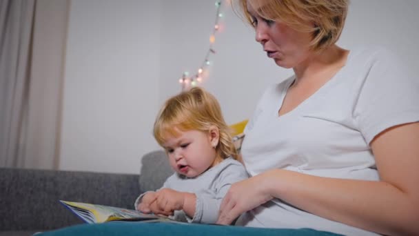 Joven Madre Dedica Leer Con Ella Pequeño Niño Autista Pronunciación — Vídeo de stock