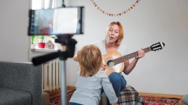 Streaming Video Young Mother Plays Guitar Sings Her Little Dancing — Stock Video