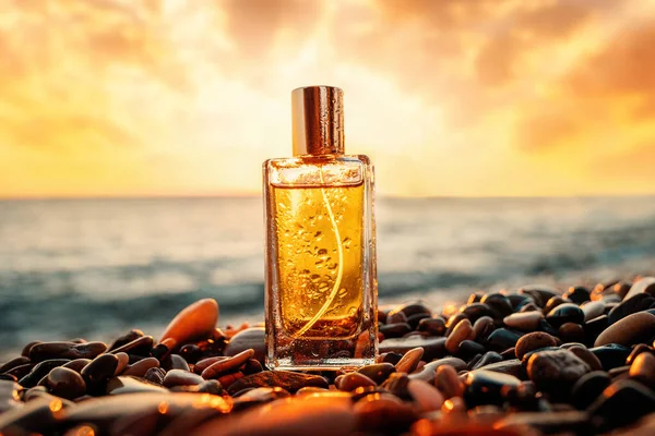 Glass Golden Perfume Bottle Water Drops Pebble Beach Close Sunset — Foto de Stock