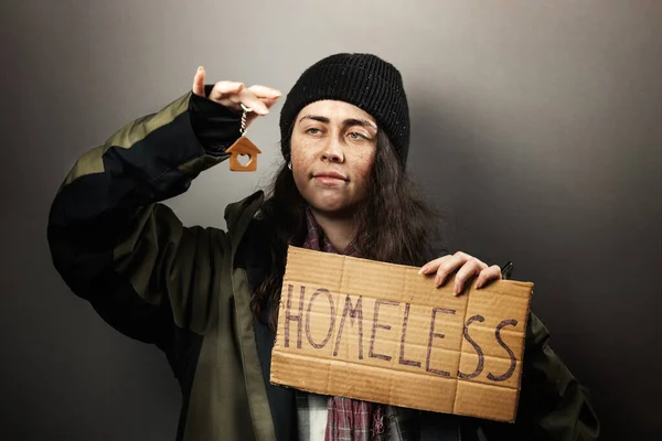 Beggar Smiling Woman Holds Cardboard Sign Inscription Homeless Looks Keychain — Stock fotografie