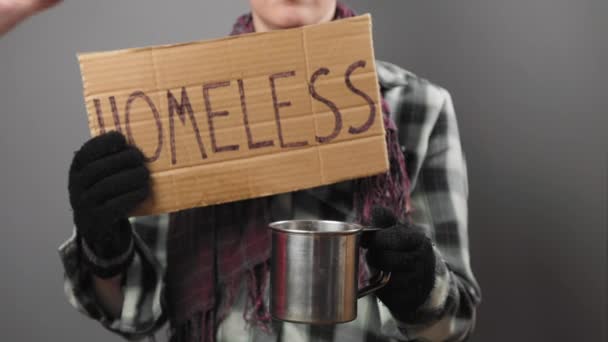 Vagabond Woman Holds Cardboard Sign Inscription Homeless Begging Steel Cup — Stockvideo