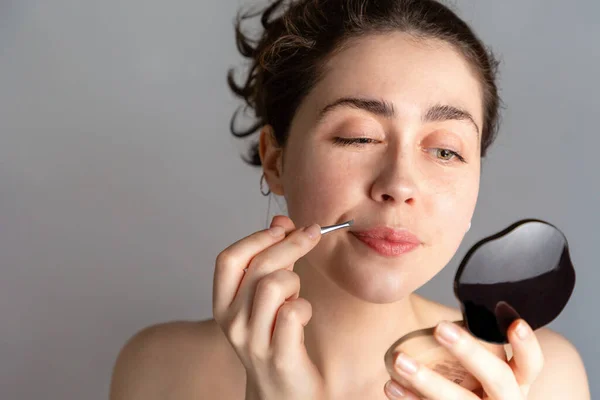 Una Joven Mira Espejo Arranca Pelo Sobre Labio Superior Con — Foto de Stock