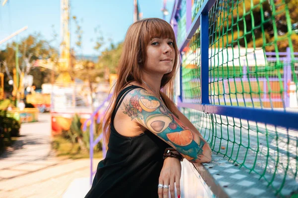 塀の近くにタトゥーを入れた日焼けした若い女性の肖像画 自由と孤独と心理学の概念 — ストック写真