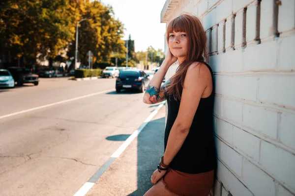 Summertime Young Tanned Smiling Woman Tattoo Her Sleeve Posing Stone — Stock Fotó