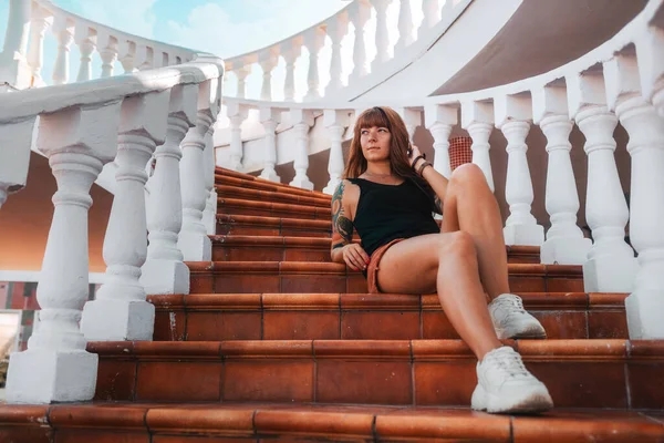 Beautiful Young Smiling Woman Sleeve Tattoo Sitting Steps Stone Staircase — Stockfoto