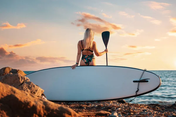 Surfing Ocean Tanned Blonde Woman Swimsuit Stands Sup Board Paddle — Foto de Stock