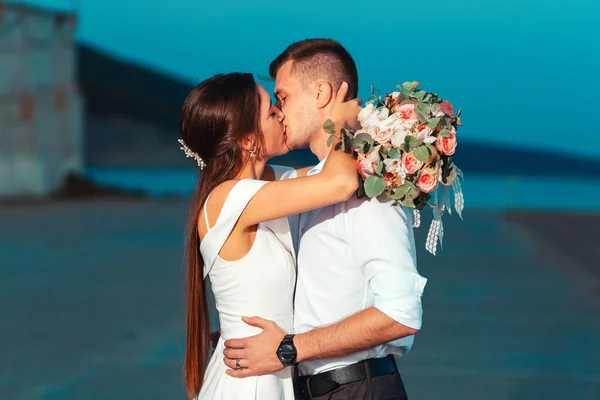 新婚旅行のキスだ 夫はキスをして妻を抱きしめる バレンタインデーのコンセプト — ストック写真