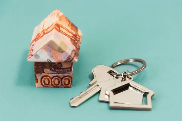 Close Key House Keychain Real Estate Origami Russian Rubles Turquoise — Fotografia de Stock