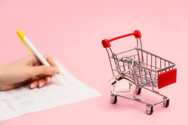 Woman Hand Signs Contract Purchase Rental Housing Small Shopping Cart — 图库照片