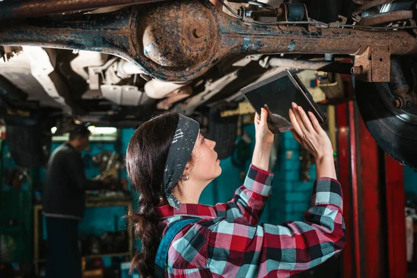 Portrait Young Female Mechanic Uniform Who Conducts Technical Inspection Car — Stockfoto