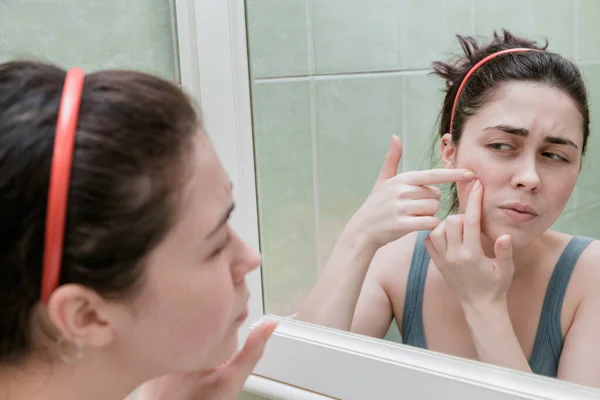 Ung Vacker Tonåring Flicka Röra Hennes Ansikte Framför Spegeln Och — Stockfoto