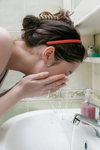 Young Girl Moistened Face Water Spray Tap — Stock fotografie