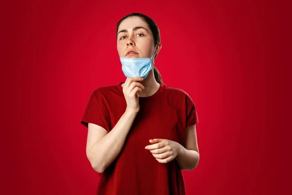 Egy Barna Portréja Orvosi Maszkkal Piros Háttérrel Másold Helyet Világjárvány — Stock Fotó