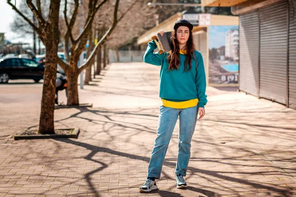 Young Caucasian Hipster Woman Poses Skateboard Her Shoulders Background Alley — Foto de Stock