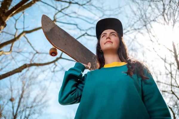 Young Caucasian Hipster Woman Poses Skateboard Her Shoulder Looks Distance — ストック写真
