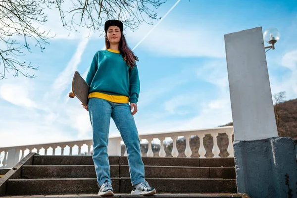 Eine Junge Kaukasierin Mit Einem Skateboard Der Hand Steht Auf — Stockfoto