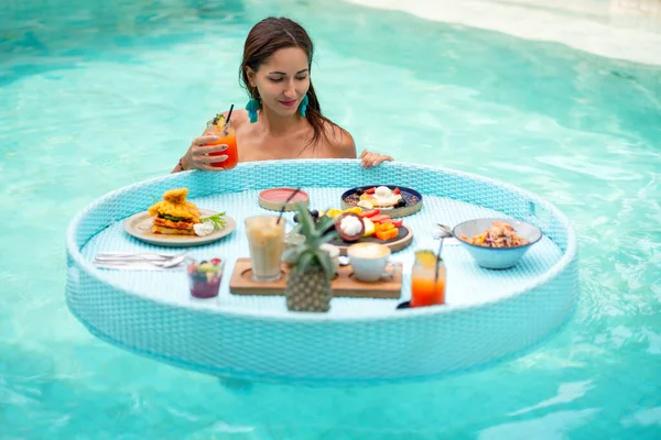 Attractive Girl Pool Next Floating Table Has Breakfast Fruits Drinks — Foto de Stock