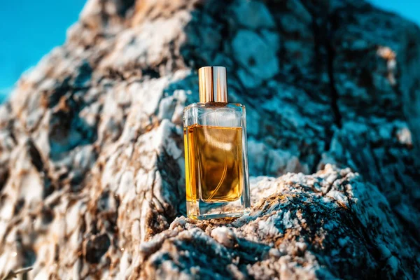 Una Botella Rectangular Transparente Vidrio Perfume Dorado Pie Sobre Una — Foto de Stock