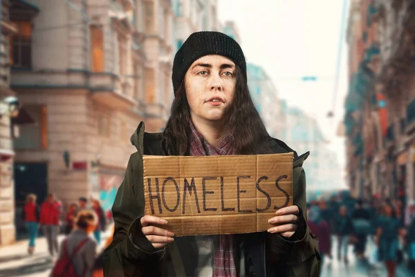 Beggar Senior Caucasian Woman Holds Cardboard Sign Inscription Homeless Unfocused — Stock Photo, Image