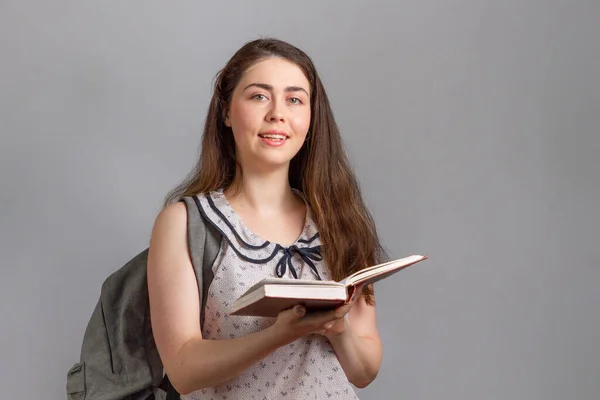 Bildung Eine Junge Frau Oder Ein Teenager Mit Einem Rucksack — Stockfoto