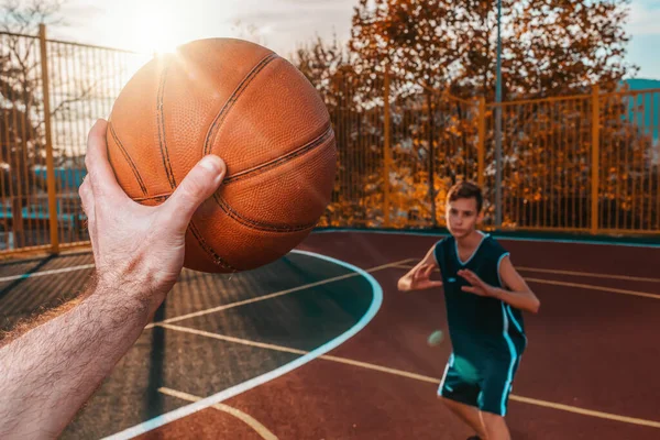 Desporto Basquetebol Mão Homem Segura Uma Bola Basquete Por Submissão — Fotografia de Stock
