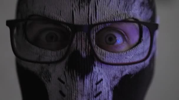 Gözlüklü Kar Maskeli Çılgın Bir Suçlunun Portresi Etrafa Korkusuzca Polis — Stok video