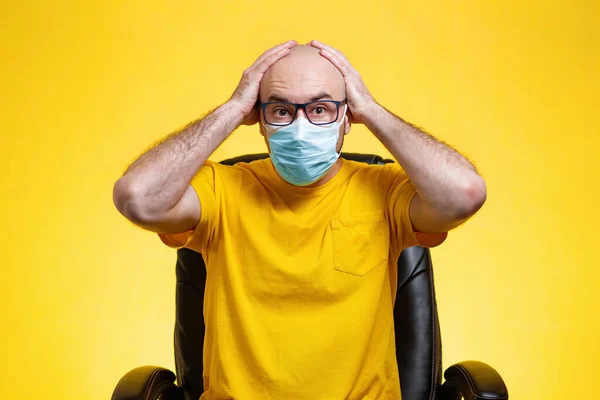 Egy Kopasz Férfi Szemüveggel Orvosi Maszkkal Egy Székben Szemei Kidüllednek — Stock Fotó