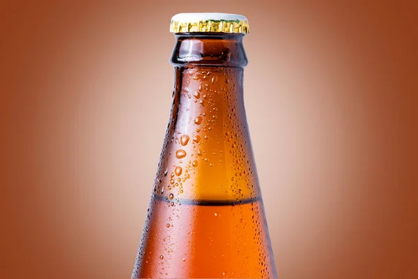 Крупный План Шеи Мокрой Стеклянной Бутылки Тёмного Пива Коричневом Фоне — стоковое фото