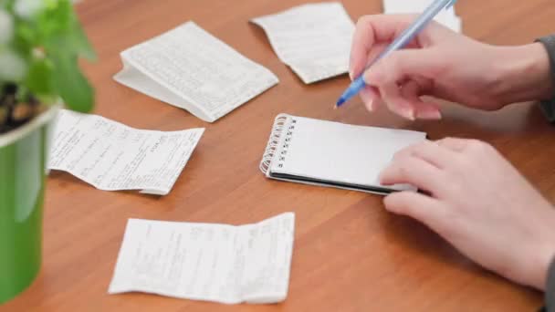 Una Mujer Sigue Contando Con Cheques Pago Escribiendo Gastos Cuaderno — Vídeos de Stock