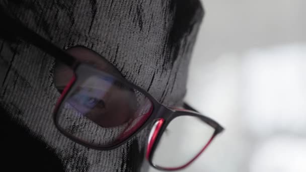 Close Cara Desconhecida Pessoa Uma Balaclava Óculos Olha Para Tela — Vídeo de Stock