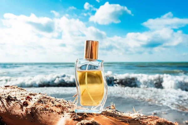 Kıyıda Duran Eğri Büğrü Cam Bir Parfüm Şişesi Arka Planda — Stok fotoğraf