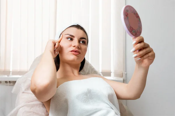 Professionelle Hautpflege Eine Frau Blickt Während Eines Eingriffs Einem Kosmetiksalon — Stockfoto