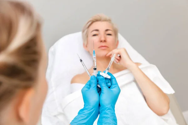 Cosmetólogo Muestra Una Mujer Tres Jeringas Con Una Inyección Cosmética — Foto de Stock
