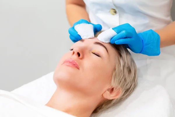 Profesjonalny Kosmetolog Wykonuje Mechaniczne Czyszczenie Twarzy Klienta Procedura Usuwania Trądziku — Zdjęcie stockowe
