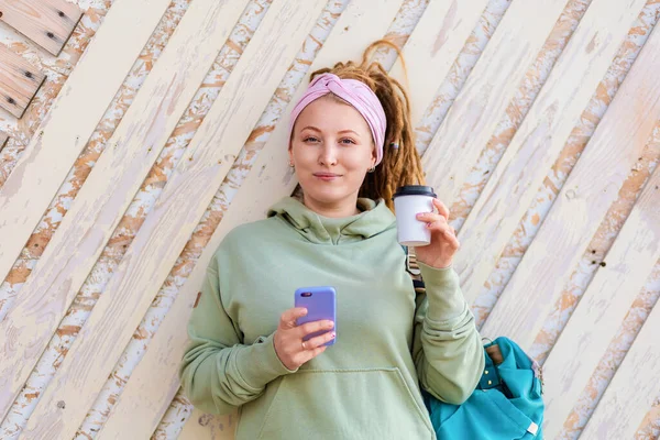 Rastalı Güzel Bir Genç Kadının Portresi Pembe Ahşap Bir Duvara — Stok fotoğraf